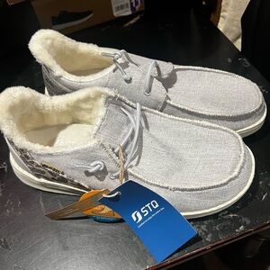 Women’s CALLOUT size 9 1/2 STQ the other is 8 1/2 shoes sorry